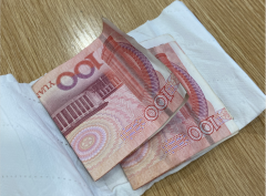 73岁患者偷偷给医生送了一袋“腊肉味”的红包，